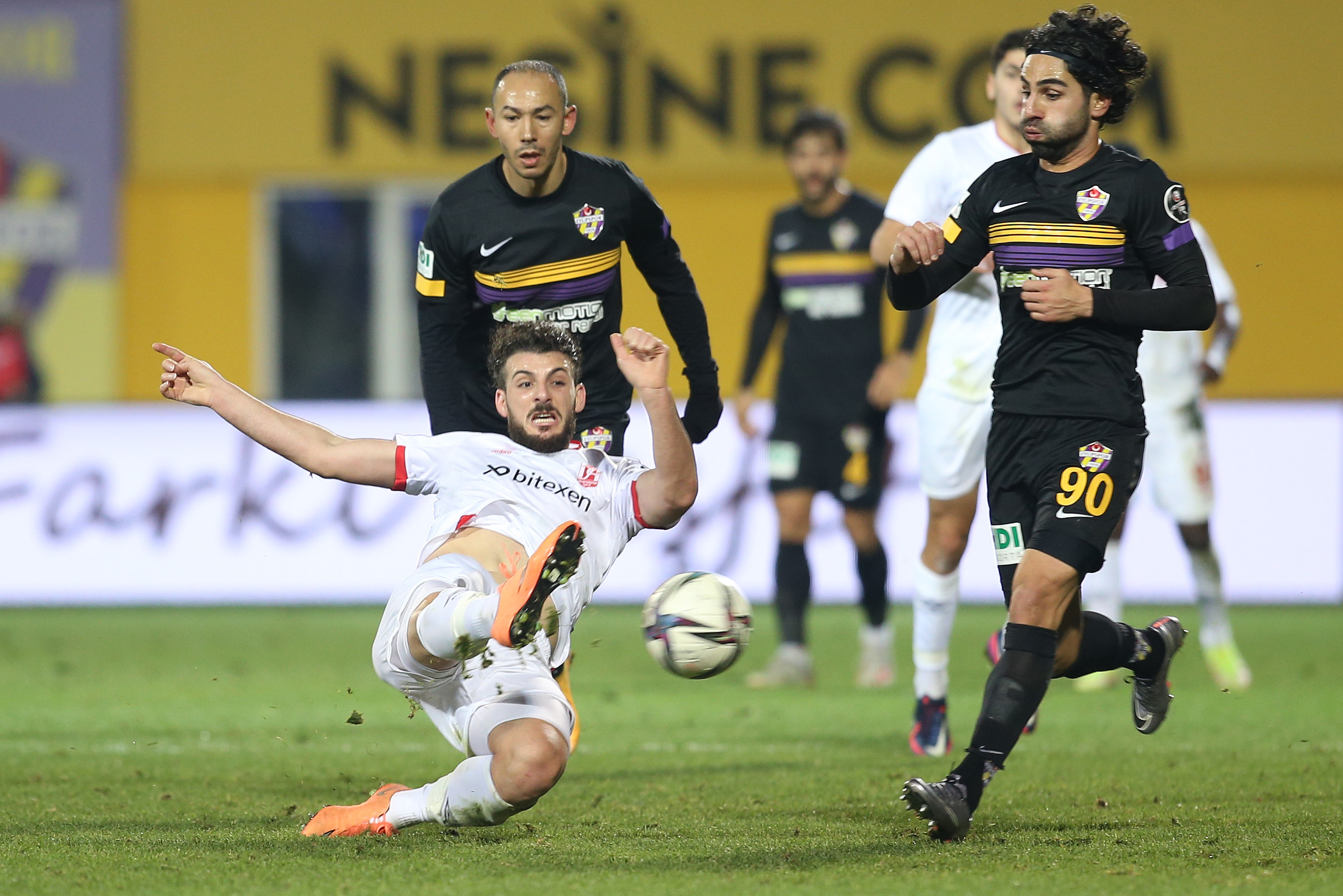 Ey�pspor, evinde Bal�kesirspor ile berabere kald�