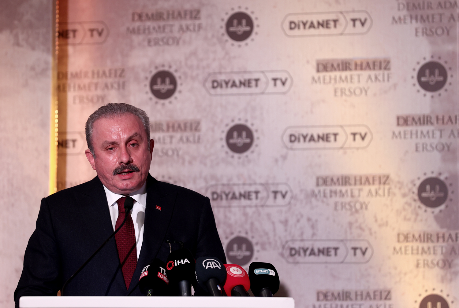 �entop: Akif'in yolundan giden gen� haf�zlar�m�za Kur'an ile dolu uzun �m�rler diliyorum