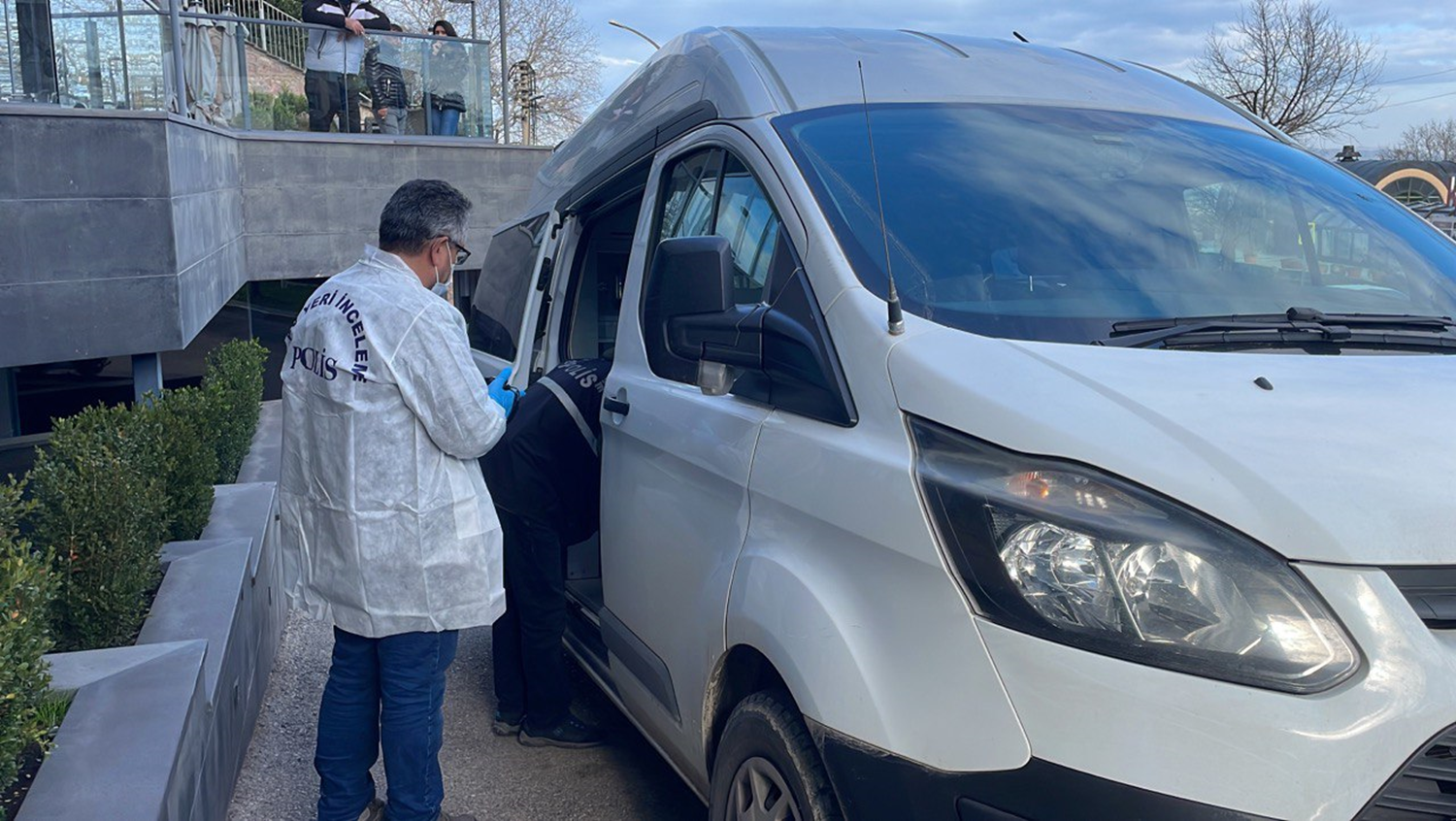 Asans�r kabini ile duvar aras�nda s�k��an 24 ya��ndaki i��i hayat�n� kaybetti