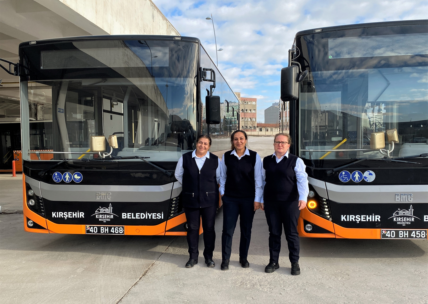 Kad�n belediye �of�rleri yolcular�n takdirini topluyor