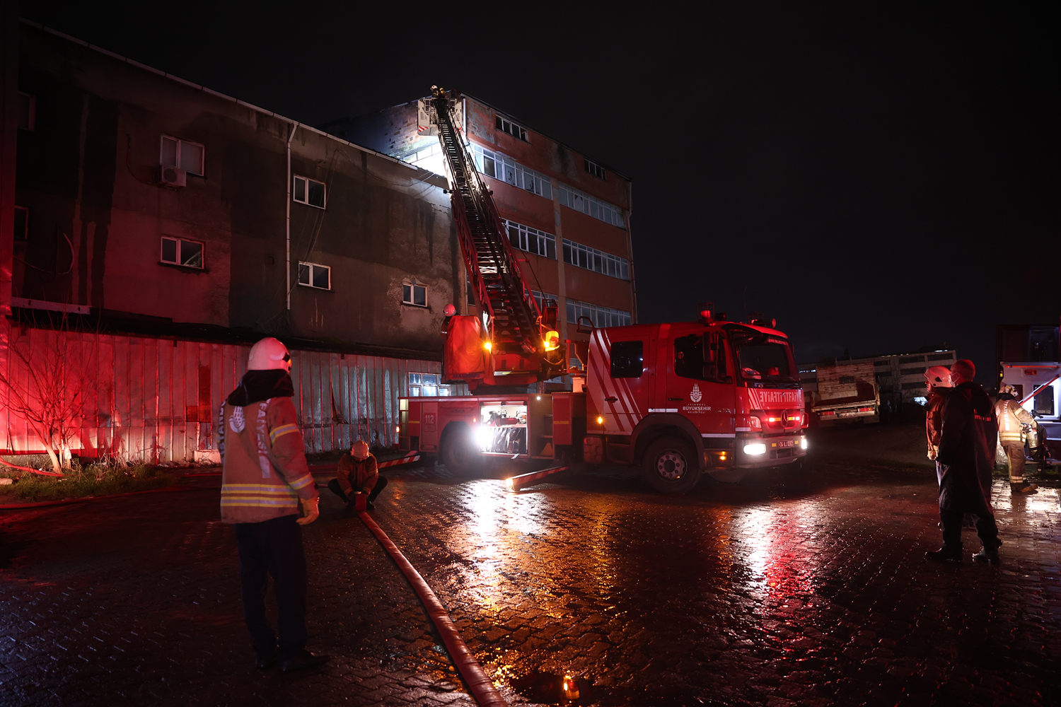 Esenyurt'ta tekstil fabrikas�nda yang�n