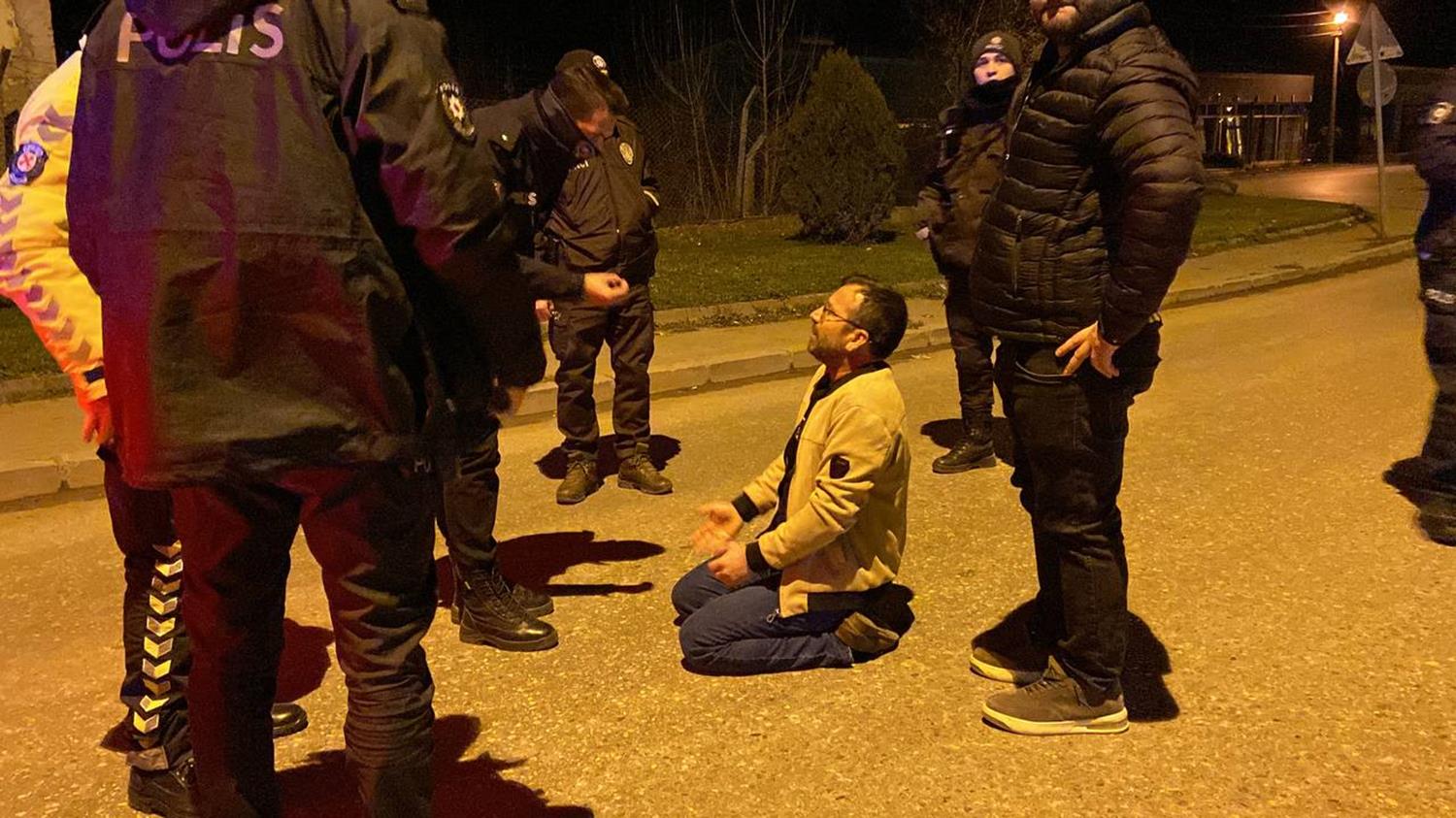 Polis ekiplerine direndi: Ehliyetimi alaca��n�za �ld�r�n daha iyi