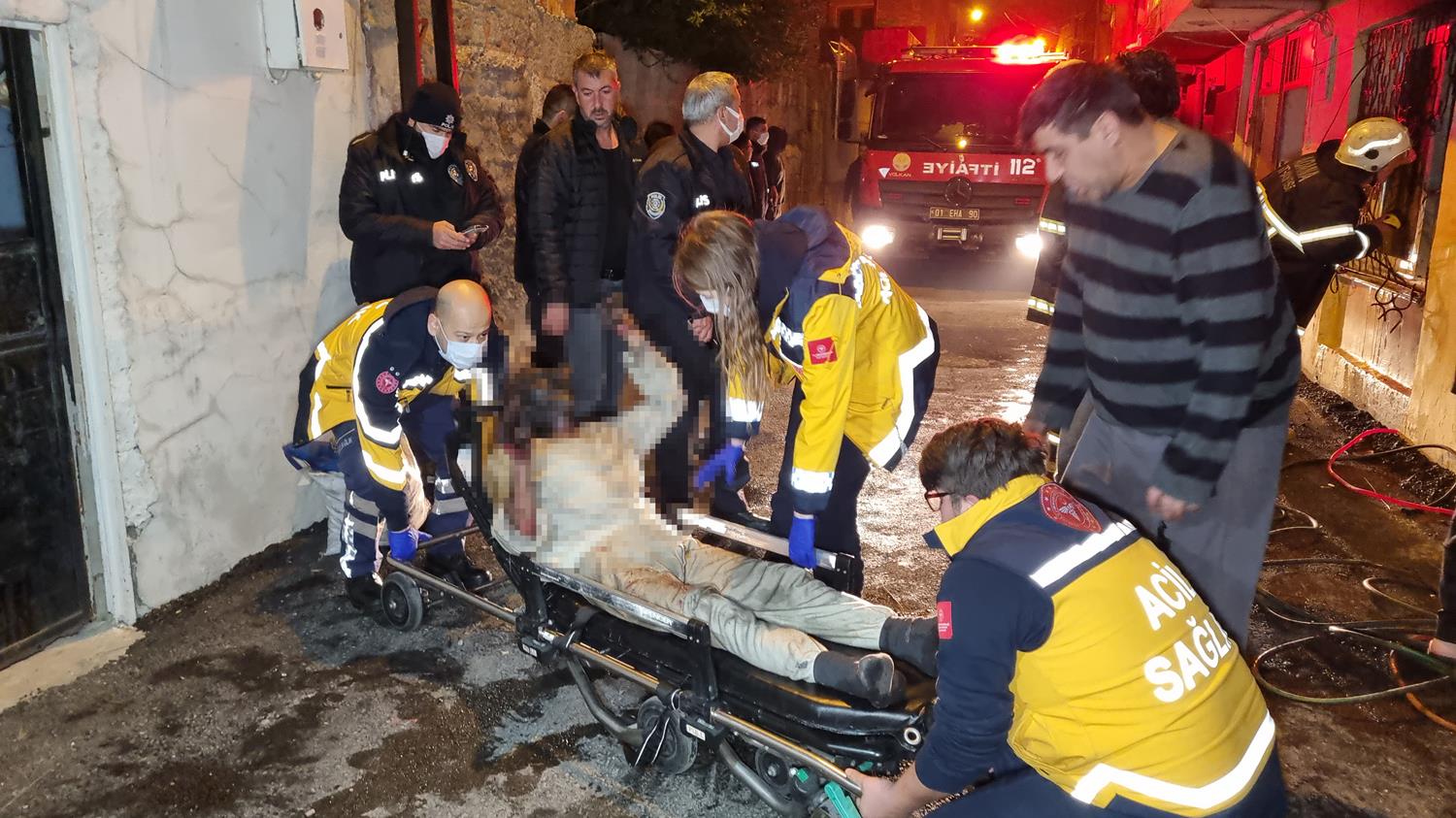 Alevlerin aras�nda kald�, kom�ular� pencere demirini keserek kurtard�