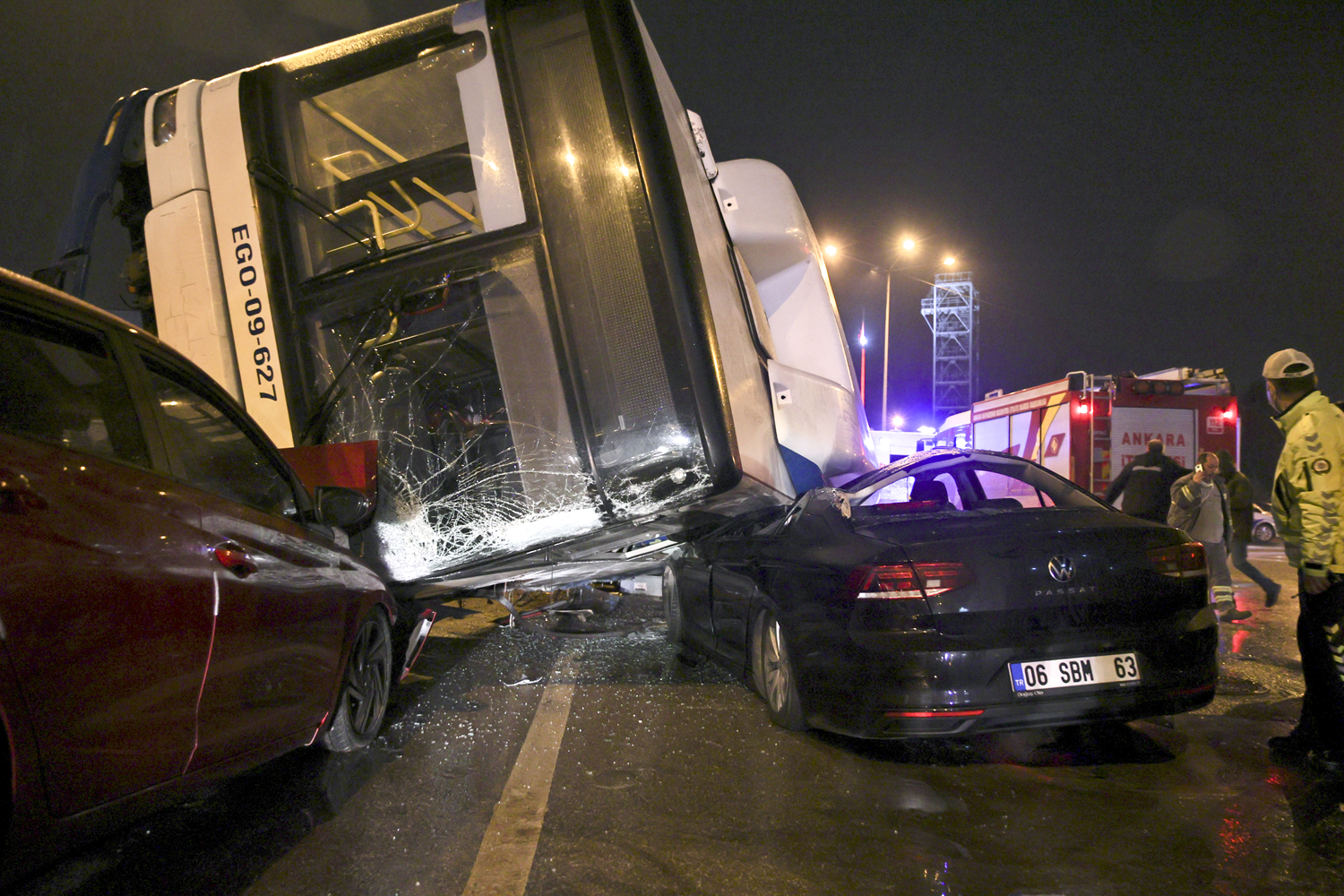 Ankara'da otob�s devrildi! �ok say�da yaral� var