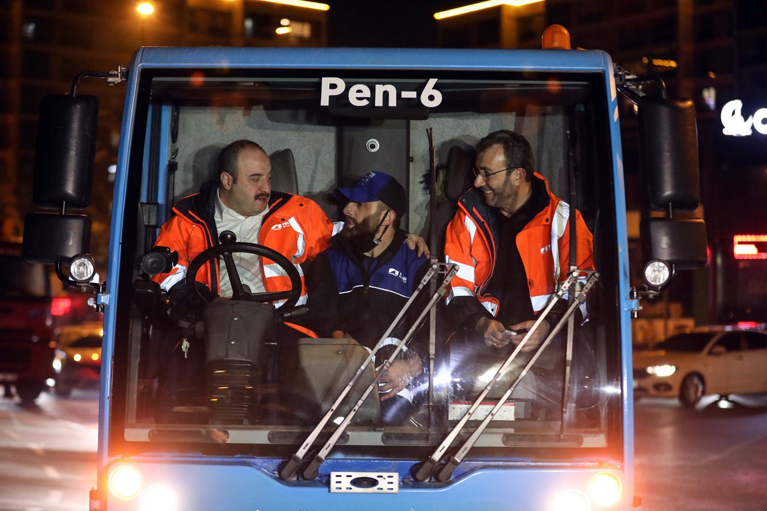 Bakan Varank yeni y�l� belediye i��ileri ile kar��lad�