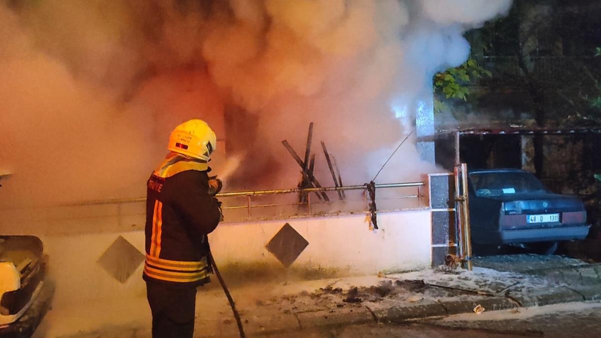 Mula'da apartmanda kan yangnda dumandan etkilenen 15 kiiyi itfaiye kurtard
