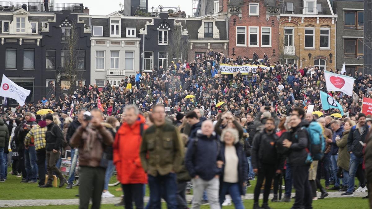 Hollanda'da yasaklara ramen Kovid-19 kstlamalar protesto edildi 