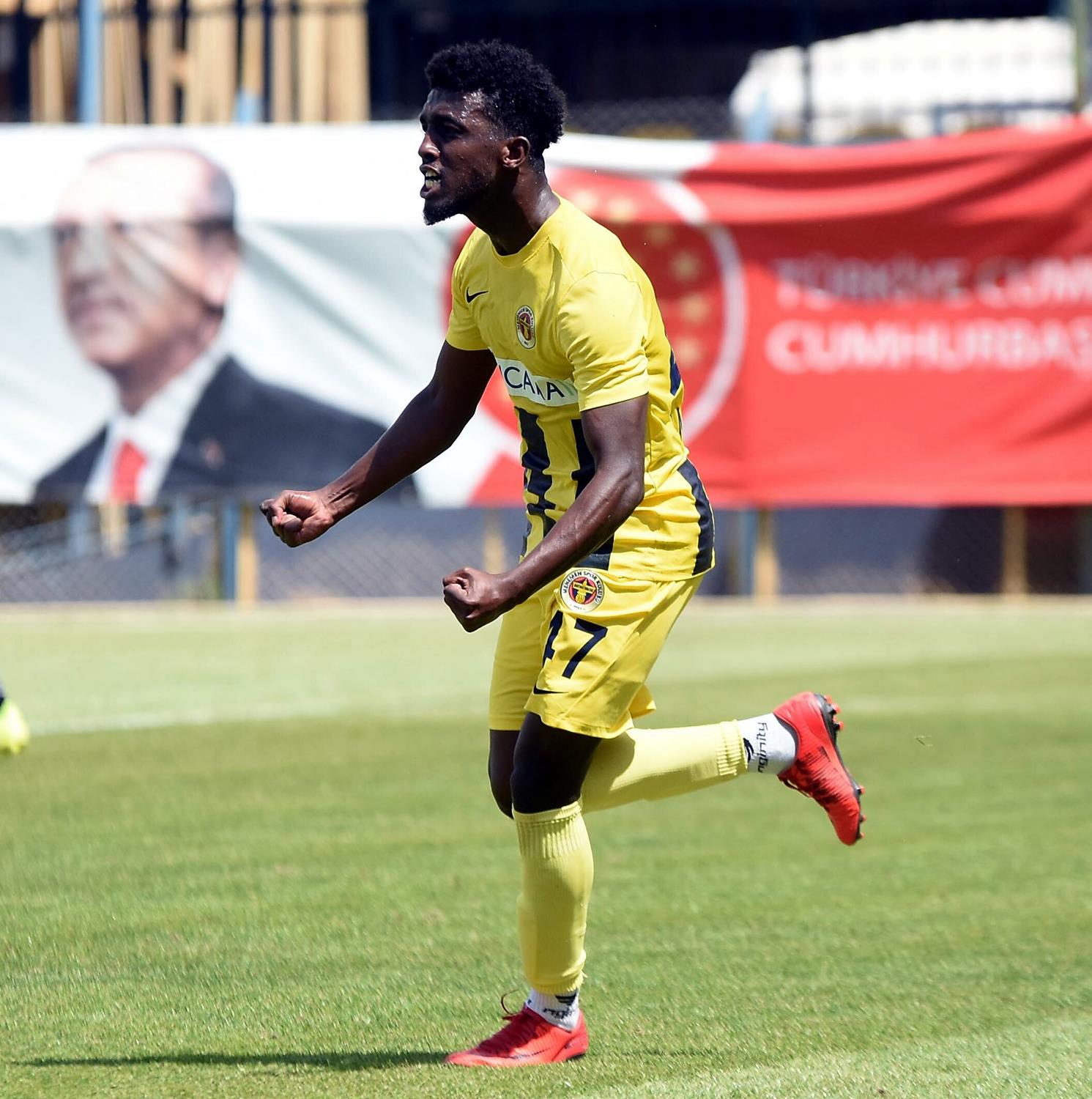 Menemenspor'un Somalili futbolcusu Omar Mohamed 6 ay sonra d�necek