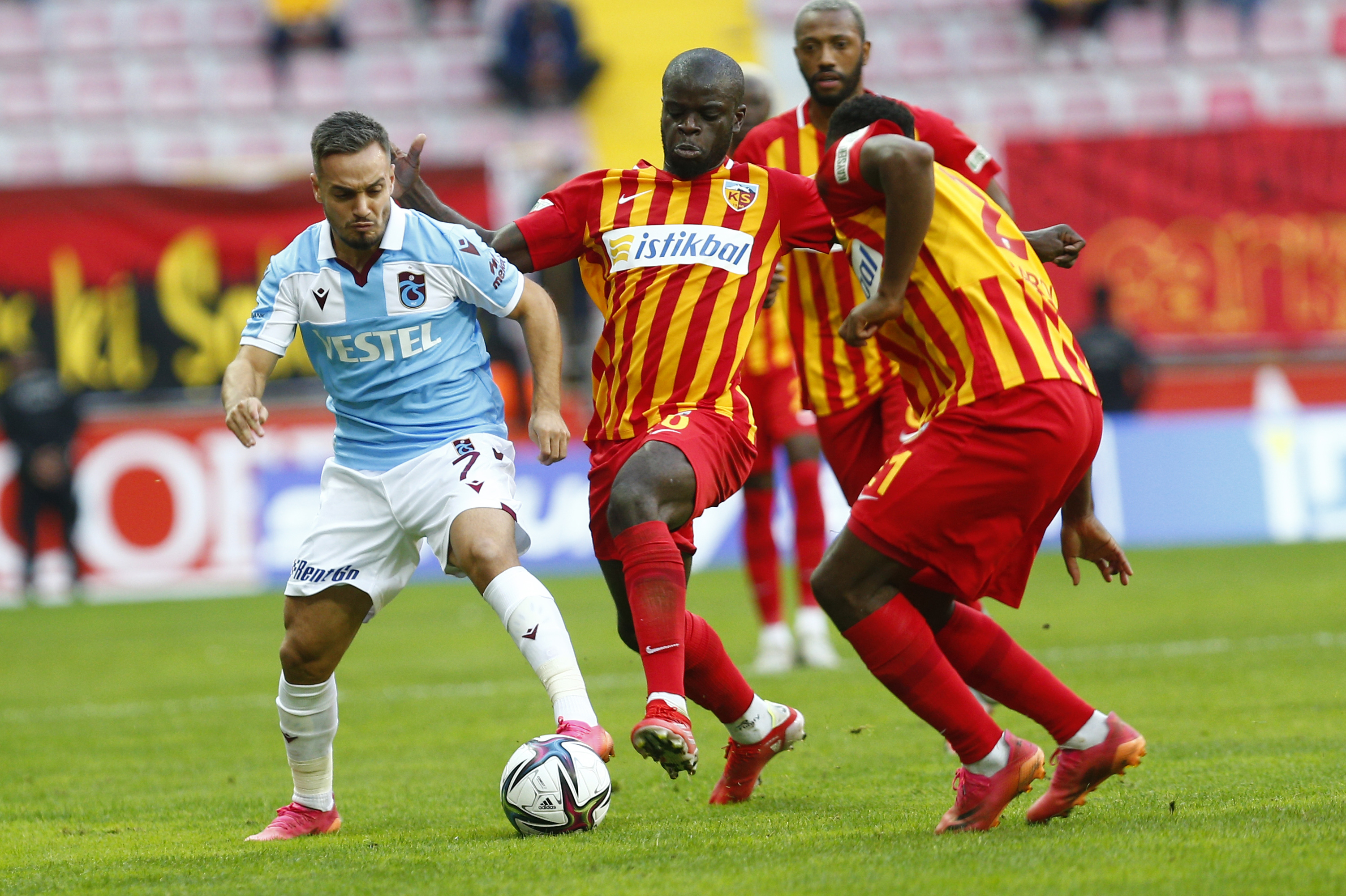 Trabzonspor'da Yusuf Sar� i�in devreye girdiler