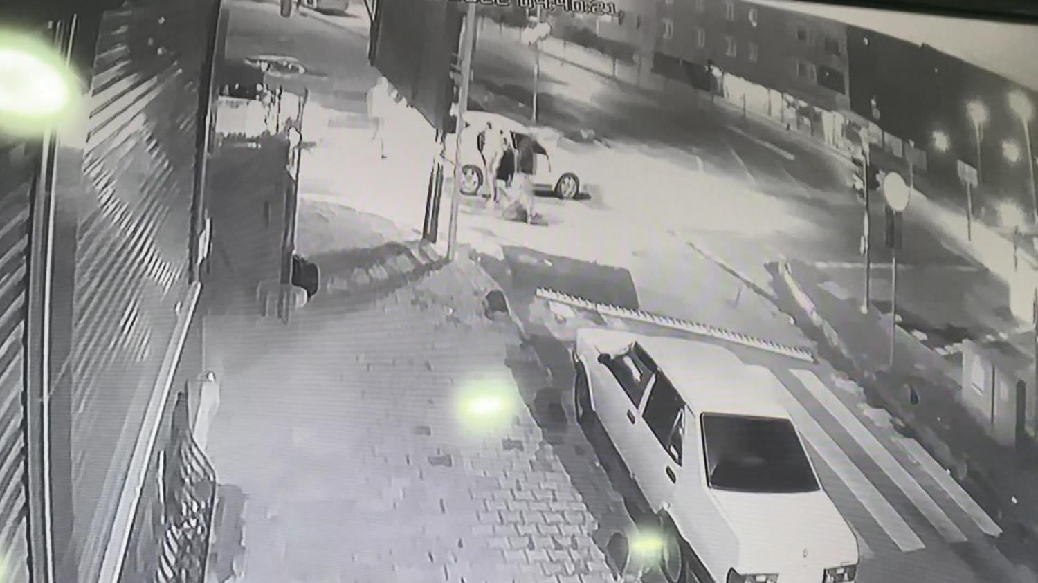 'Yol verme' kavgas� kanl� bitti! 2 �l�, 2 yaral�, 8 g�zalt�