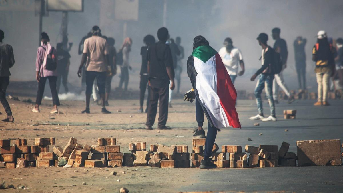 Sudan'da yollar ve kprler kapatlmaya baland