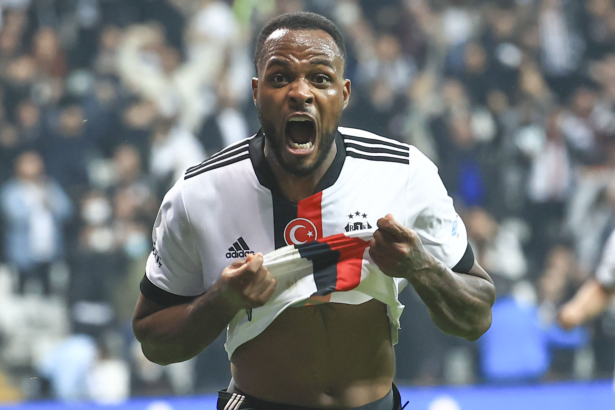 Cyle Larin'e s�rpriz talip! T�rk y�ld�z�n yan�na gidiyor