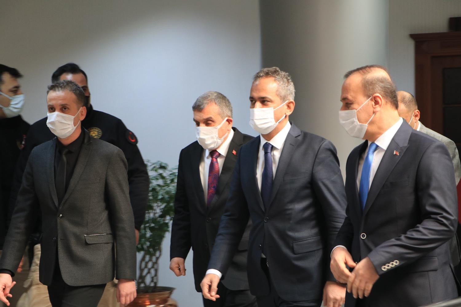 Okullar kapat�lacak m�? Bakan �zer'den a��klama