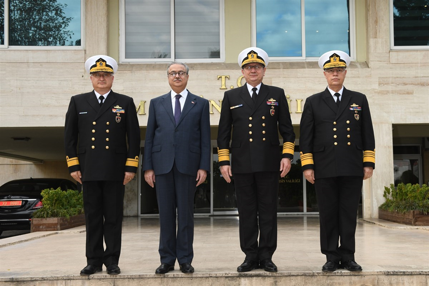 Deniz Kuvvetleri Komutan� �zbal'dan Vali Su'ya ziyaret