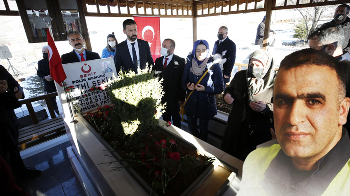 �ehit polis Fethi Sekin kabri ba��nda an�ld�