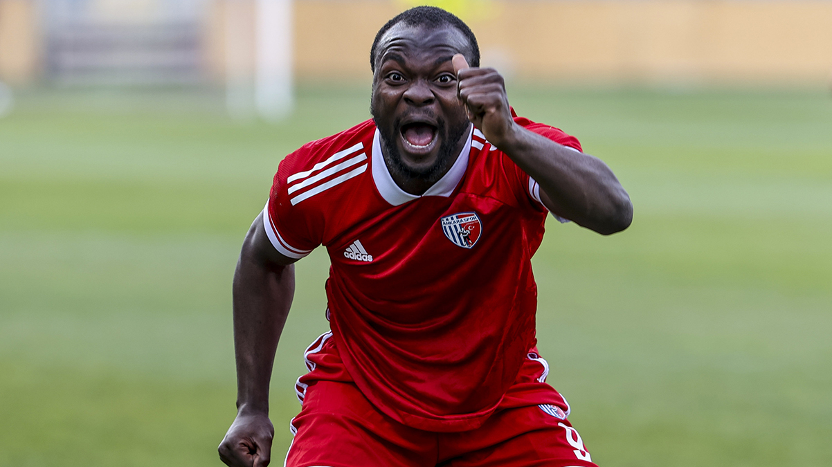 Menemenspor, Ganal� forvet  Umar Basit'le anla�t�