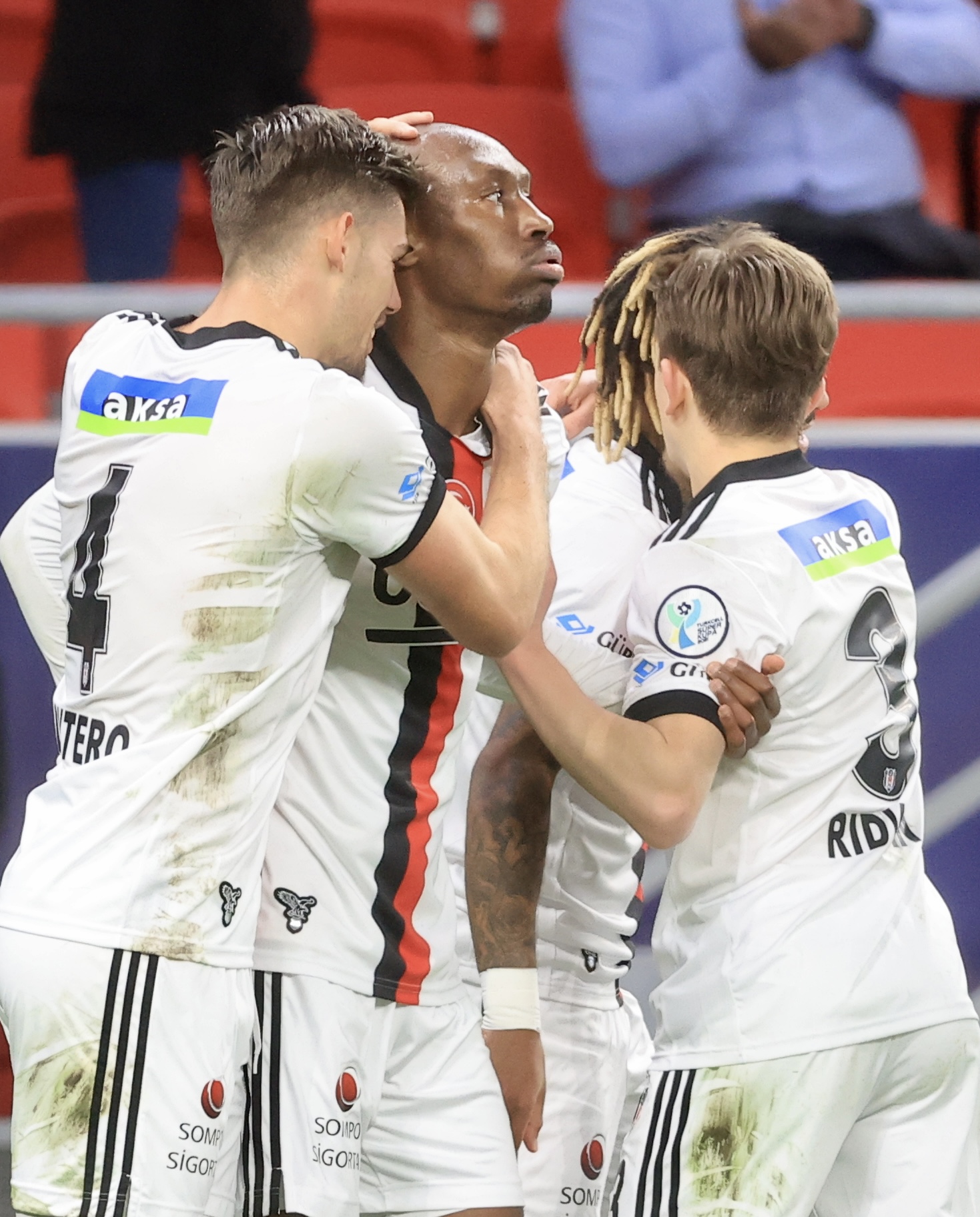 S�per Kupa'n�n en iyi oyuncusu Atiba Hutchinson se�ildi