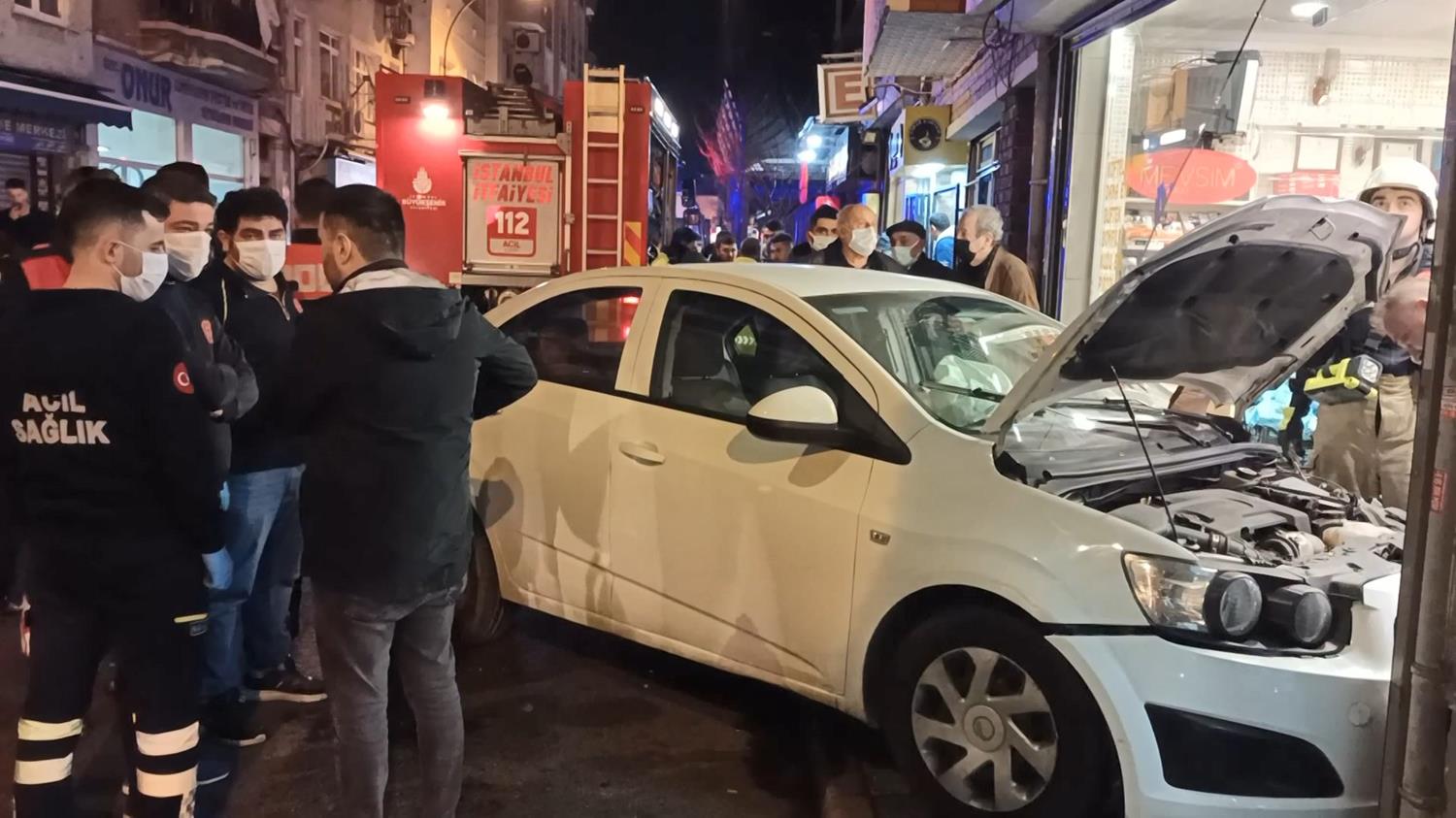 Fatih'te korkutan kaza! Otomobil kasap d�kkan�na dald�