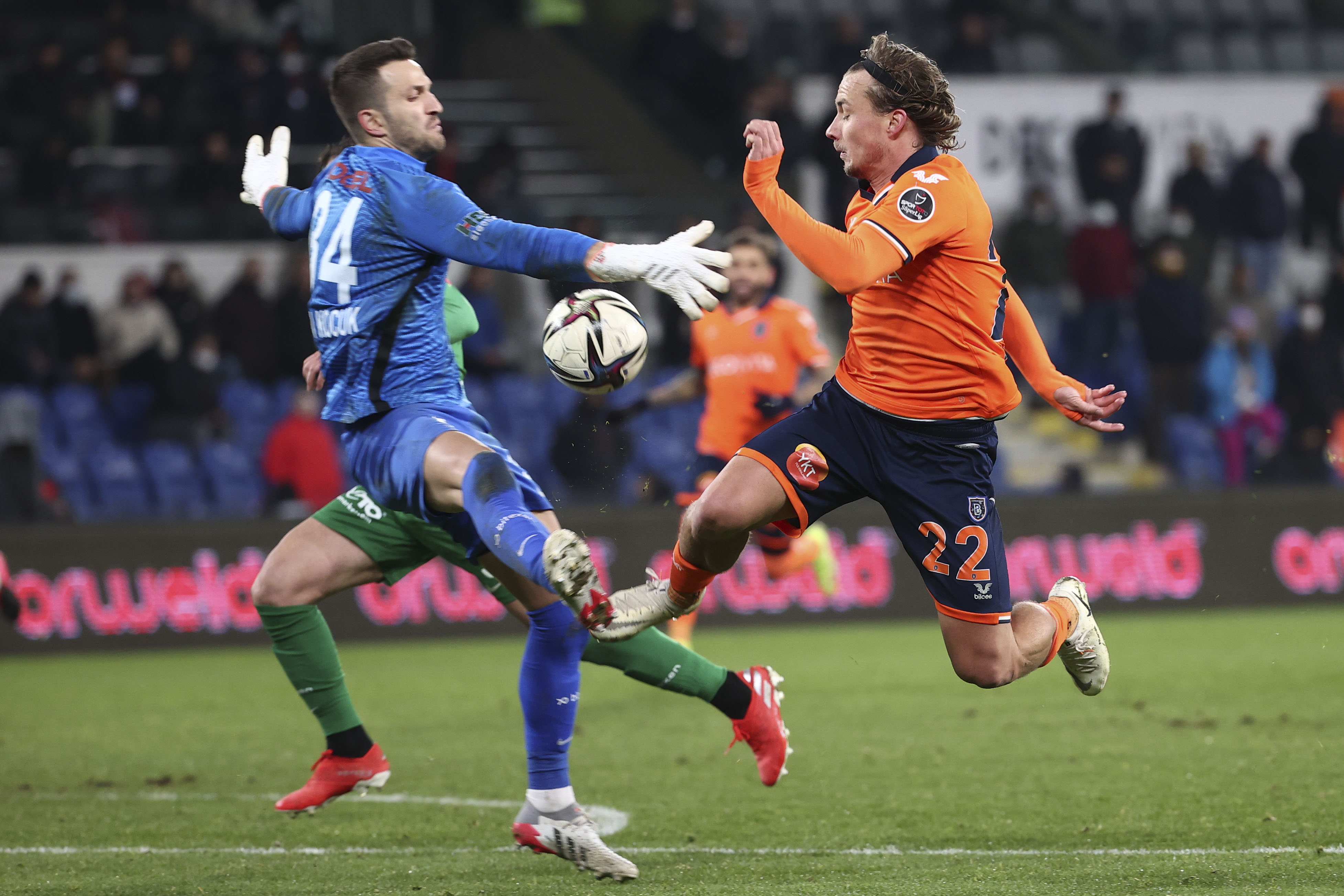 Galatasaray'da kaleci krizine ��z�m aran�yor