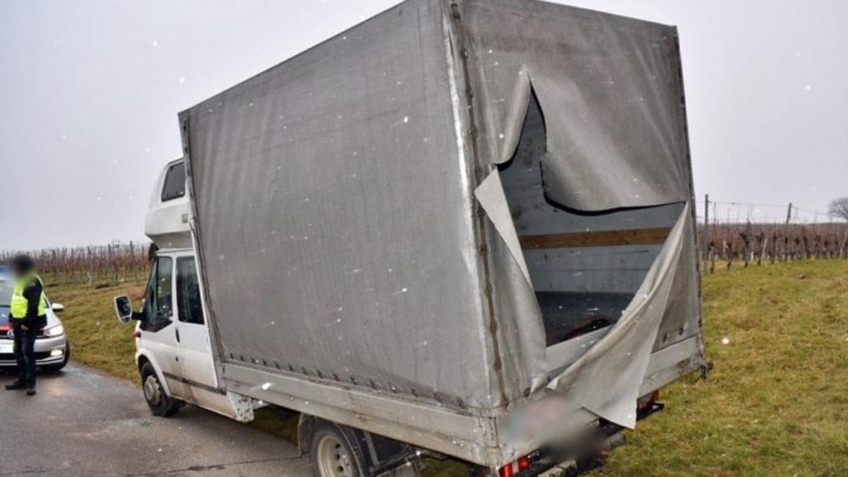 Macaristan'da polis, gmen tayan kamyoneti ate ederek durdurdu