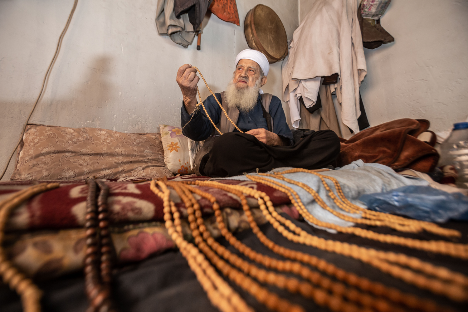 76 y�ld�r zeytin �ekirdeklerinden tespih �retiyor