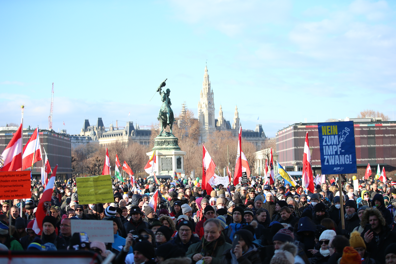 Avusturya'da binlerce ki�i sokaklara d�k�ld�