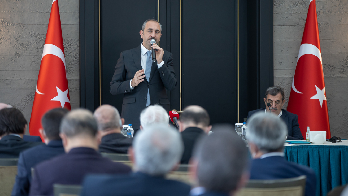 Bakan G�l'den yeni anayasa mesaj�