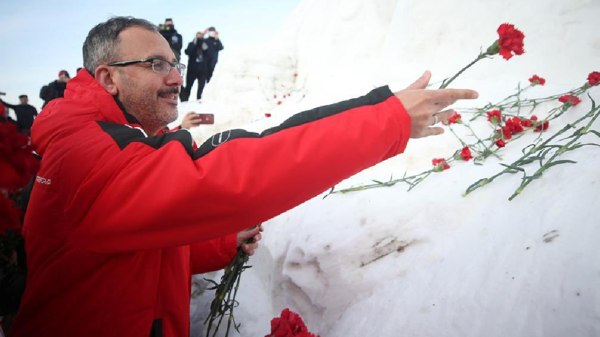 Bakan Kasapo�lu: Yolumuz, lider �lke T�rkiye idealinden ge�iyor