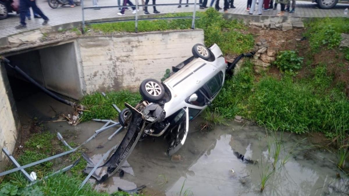 Fethiye'de otomobil su kanalna devrildi: 2 yaral 