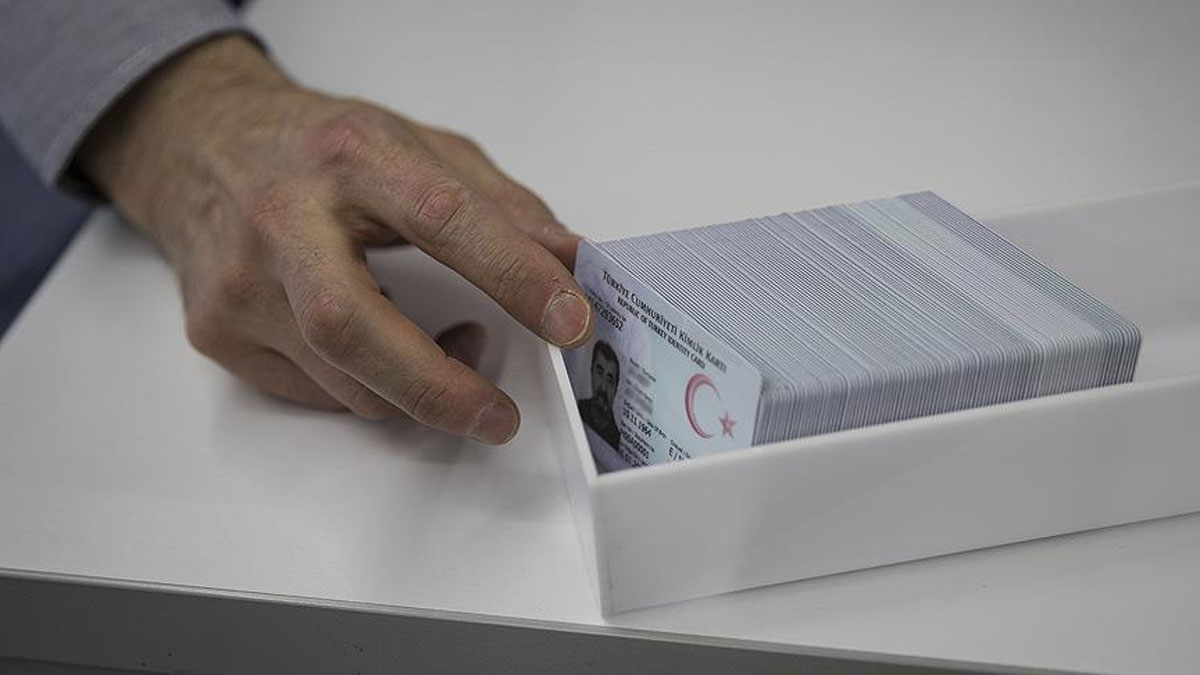 Kimliklerde yeni d�nem! Yar�n 50 ilde ba�l�yor