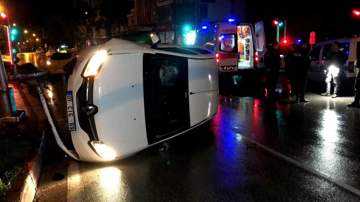 Adana'da otomobille polisten kamaya alan pheliler kaza yapnca yakaland