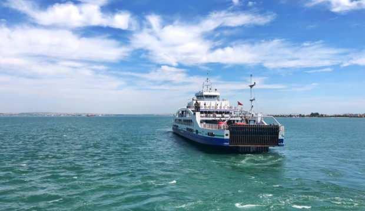 Bozcaada ve G�k�eada feribot seferlerine f�rt�na engeli