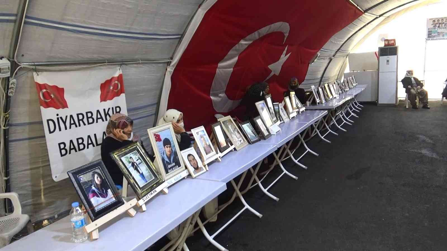 HDP'li Semra G�zel'in PKK'l� ter�ristle olan foto�raflar�na evlat n�betindeki ailelerden tepki