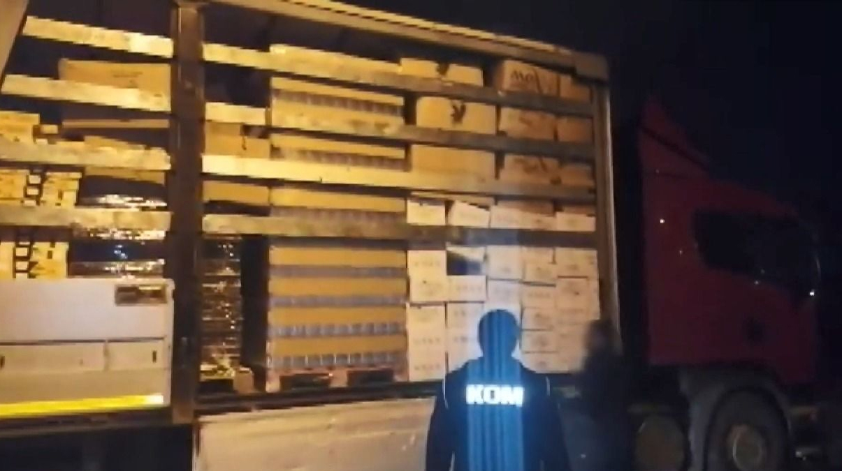 TIR'dan 1 ton ka�ak nargile t�t�n� ��kt�