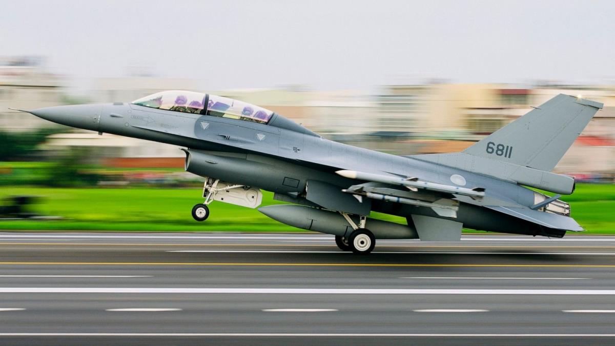 Hava ssyle balants kesilen Tayvan F-16'si dt m?