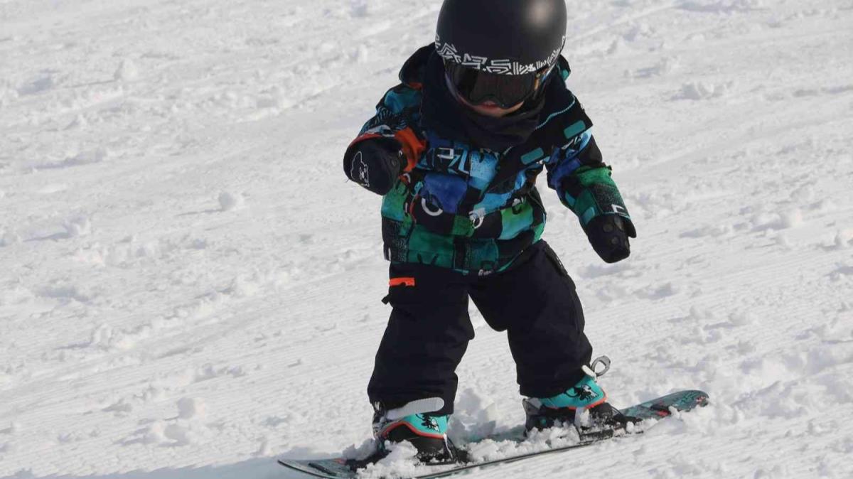 2 yandaki Bitlisli snowboardcu pistlerin tozunu alyor