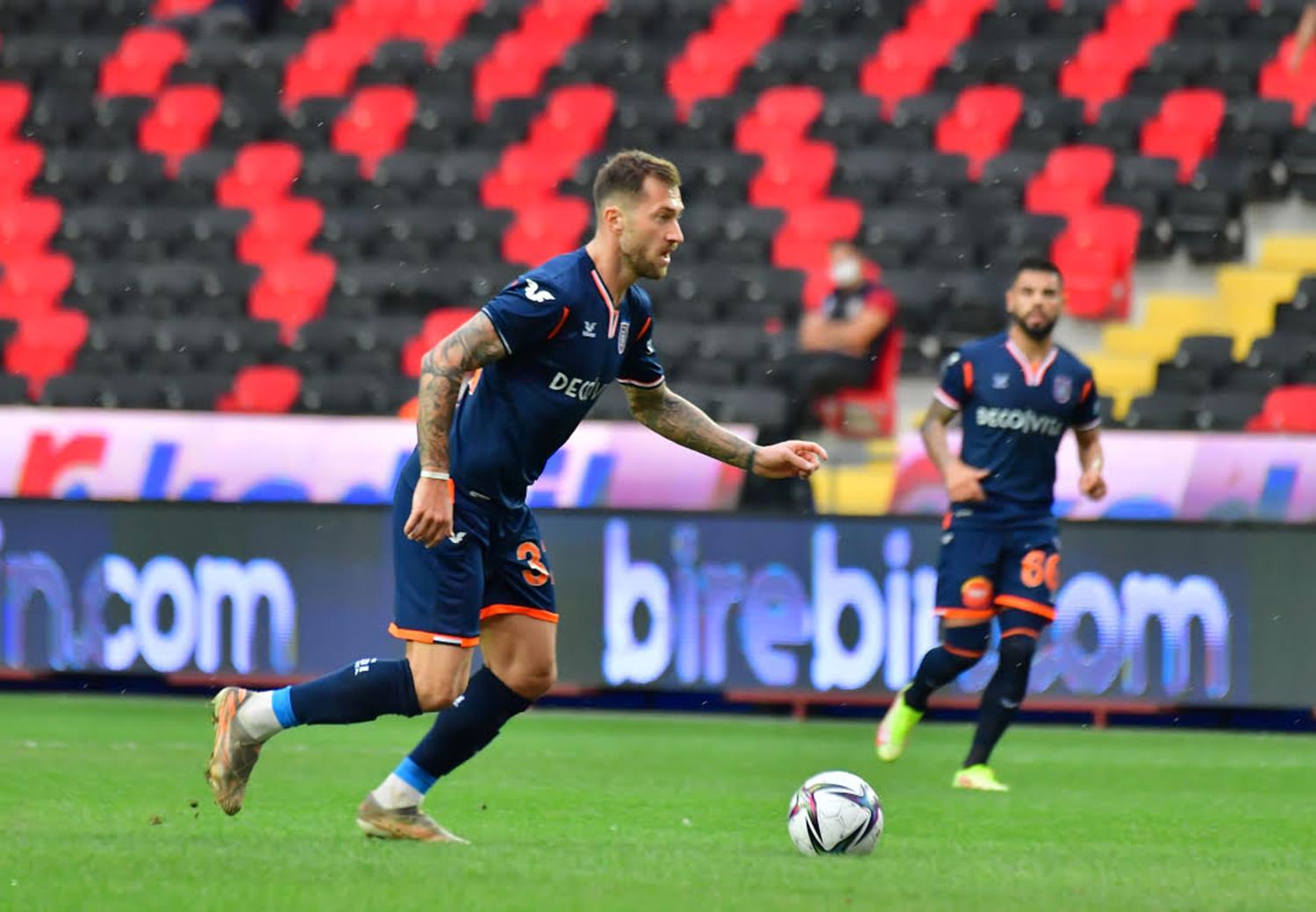 Ba�ak�ehir, Peter Zulj'u Fehervar'a kiralad�