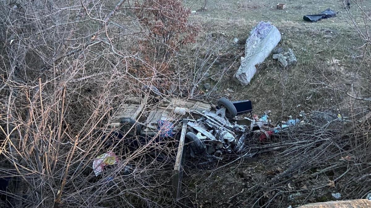 Dere yatana devrilen otomobilin srcs ve ei ld, 2 kii yaral