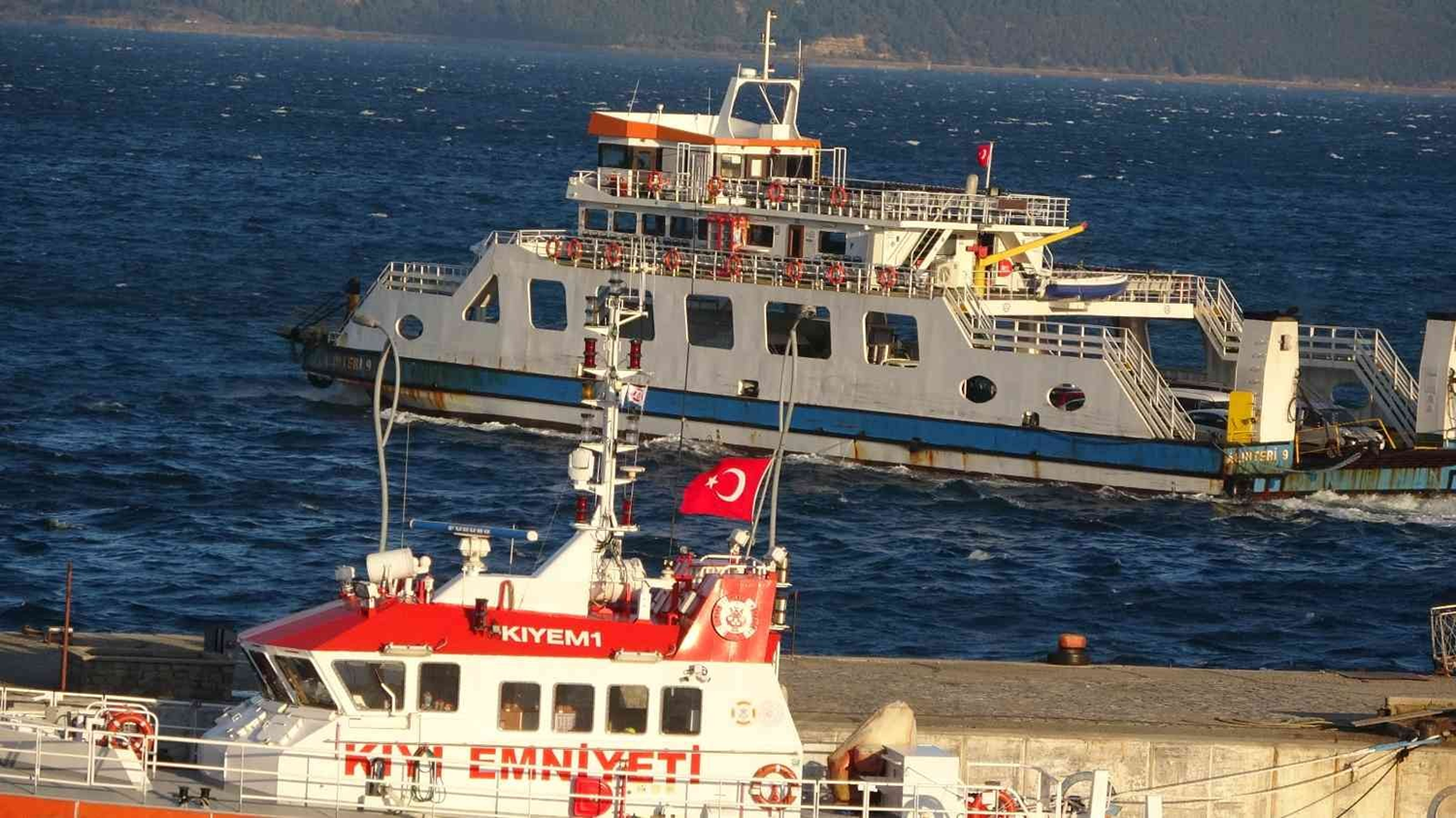 Bozcaada ve G�k�eada'ya f�rt�na nedeniyle 3 g�nd�r sefer yap�lam�yor