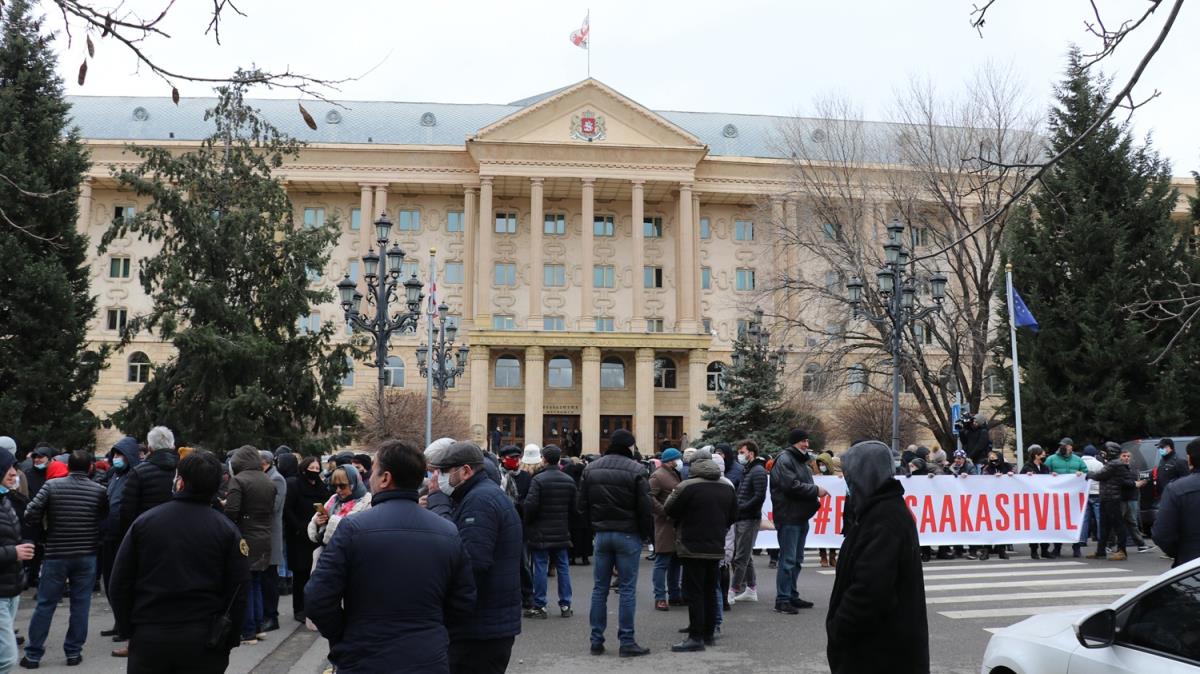 Grcistan'da tutuklu Saakavili hakim karsna kt