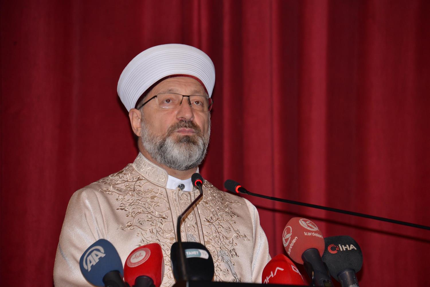 Diyanet ��leri Ba�kan� Erba�: Bat� orta �a� karanl���nda debelenirken, 11'inci asra Biruni asr� denilmi�tir