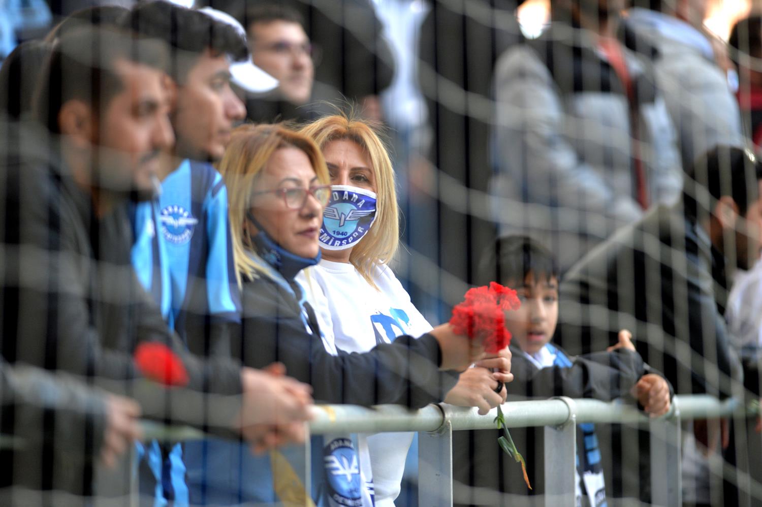 Adana Demirspor - Kayserispor ma��nda Ahmet �al�k k�rm�z� karanfillerle an�ld�