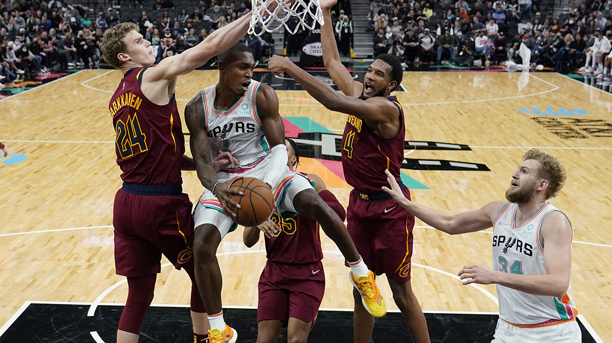 Cedi Osman'dan San Antonio potasna 14 say