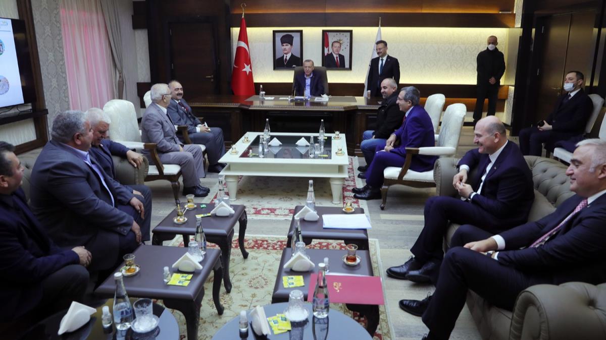 Cumhurbakan Erdoan'dan cemevi bakanlar ile muhtarlara teekkr ziyareti