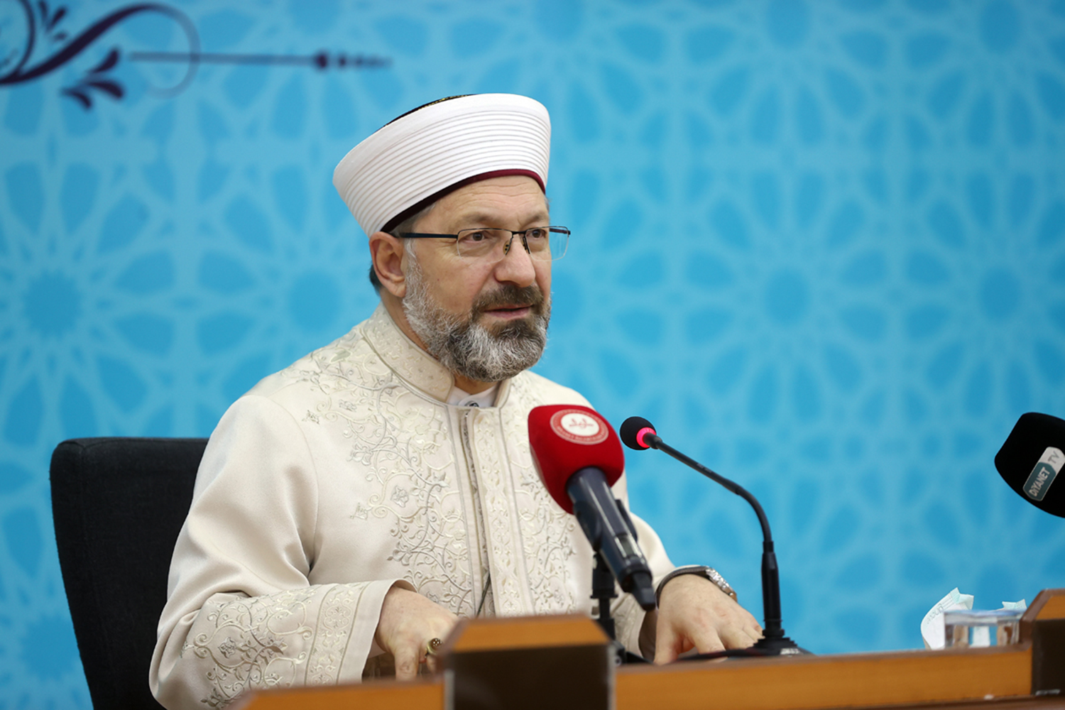 Diyanet ��leri Ba�kan� Erba�: G�n�llerine girebiliyorsan�z bu sizin i�in en b�y�k vazife olacakt�r