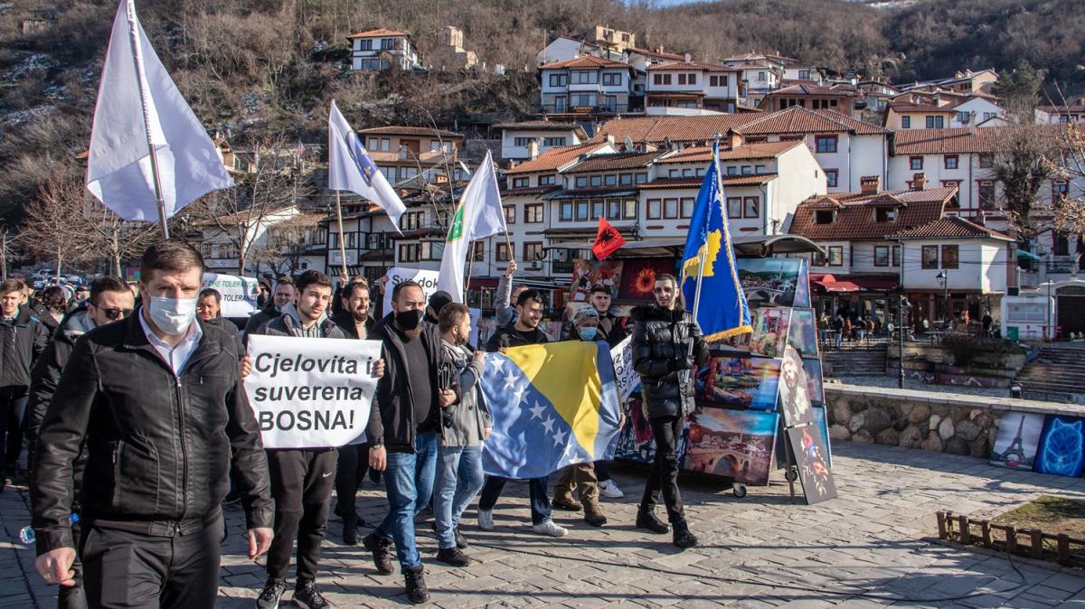 Kosova arya kulak verdi! Yzlere kii meydanlara akn etti