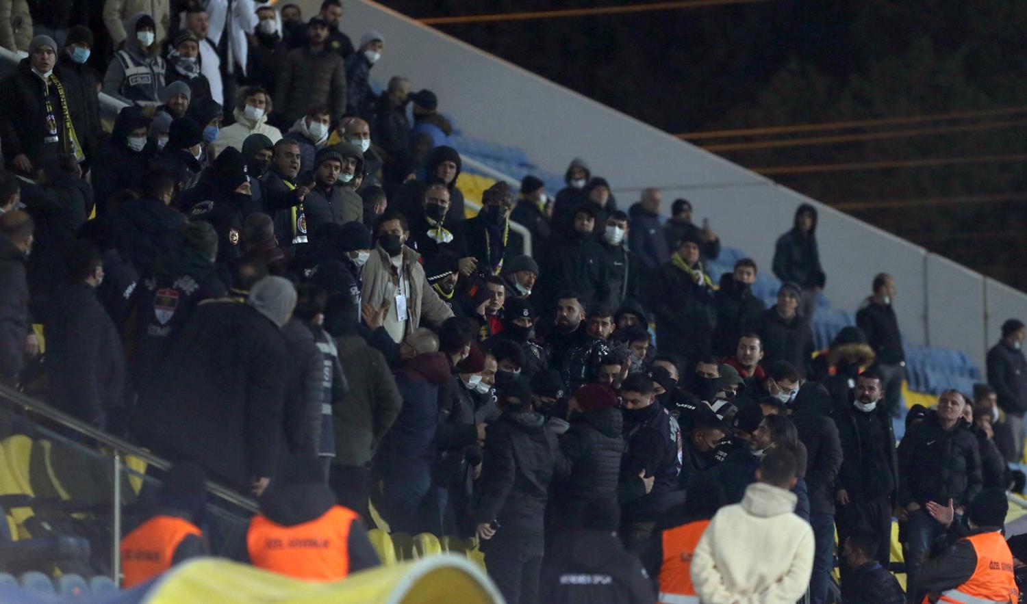 Menemenspor - Band�rmaspor ma��nda y�neticilere sald�r�