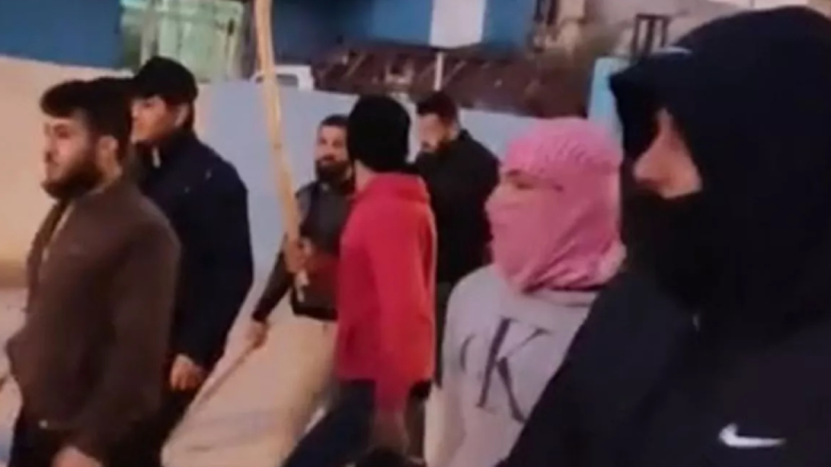 Adana'da sokakta dner baklaryla gezen Suriyelilerden 19'u lkelerine gnderildi