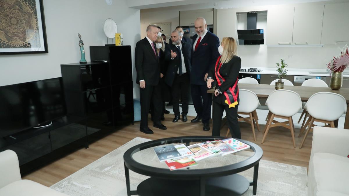 Cumhurbakan Erdoan, Arnavutluk'taki deprem konutlarndaki rnek daireyi inceledi