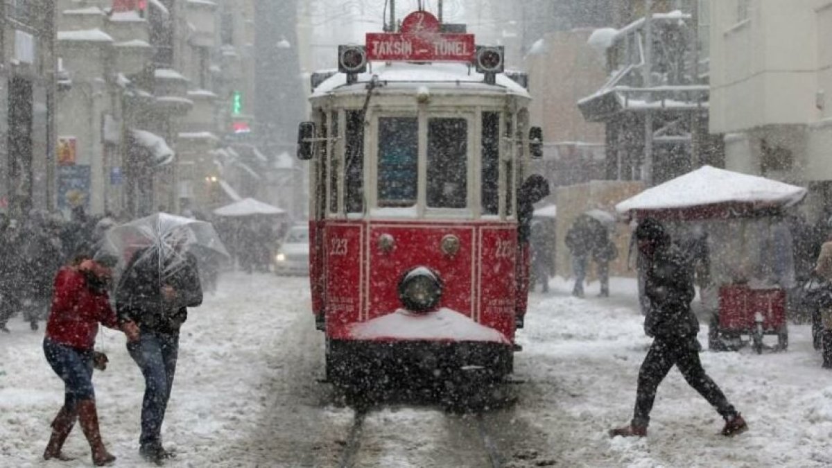 stanbul'a da kar geliyor